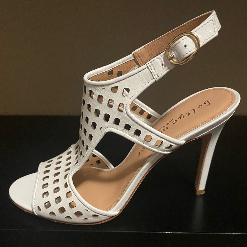 Like new, Beautiful white leather, women’s heels, worn once, very comfortable!